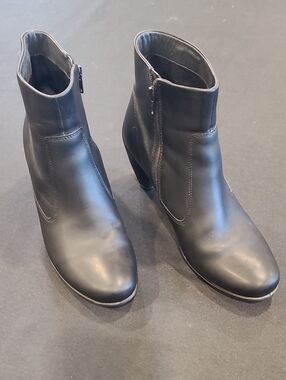 Ecco Classic Black Women's Ankle Boots - Sleek Zip Detail Sz 42